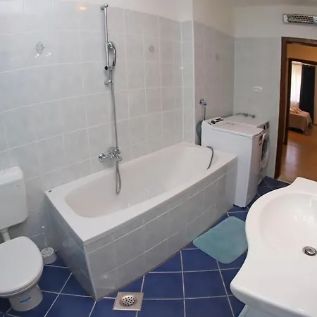 B&k Apartment *